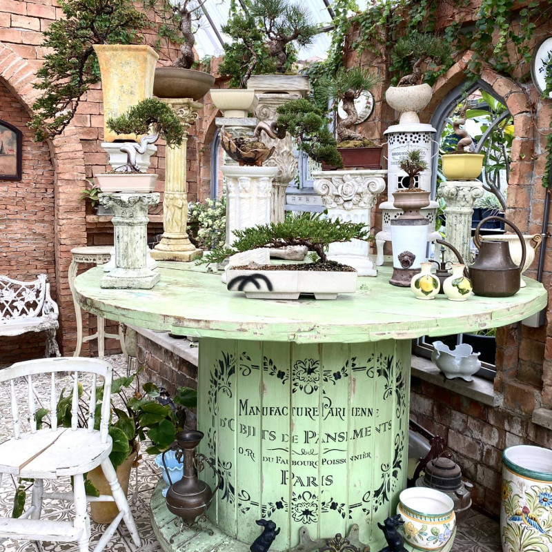 VINTAGE HOME AND GARDEN